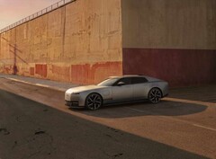 Jaguar Type 01 EV az esti napfényben egy magas fal előtt