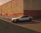 Jaguar Type 01 EV az esti napfényben egy magas fal előtt