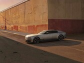 Jaguar Type 01 EV az esti napfényben egy magas fal előtt