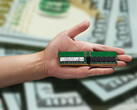 A DIY DDR5 RAM hamarosan életképes megközelítéssé válhat, hogy pénzt takarítson meg a PC-építés során. A képen: egy személy egy RAM-stickkel a kezében. (Kép forrása: SK Hynix és Giorgio Trovato)