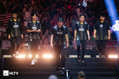 A MongolZ csapat felállása (a képen) az Austinban zajló Blast Major megnyitóján. (Kép forrása: HLTV)