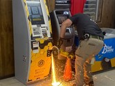 Egy rendőr kézi csiszolófűrésszel vágja fel a Bitcoin ATM-et (Kép forrása: Jasper County Sheriff's Office via Facebook; kivágva)