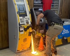 Egy rendőr kézi csiszolófűrésszel vágja fel a Bitcoin ATM-et (Kép forrása: Jasper County Sheriff's Office via Facebook; kivágva)