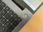 Windows laptop egy faasztal tetején (Kép forrása: Andrey Matveev - Unsplash)