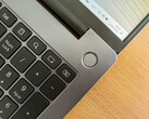 Windows laptop egy faasztal tetején (Kép forrása: Andrey Matveev - Unsplash)