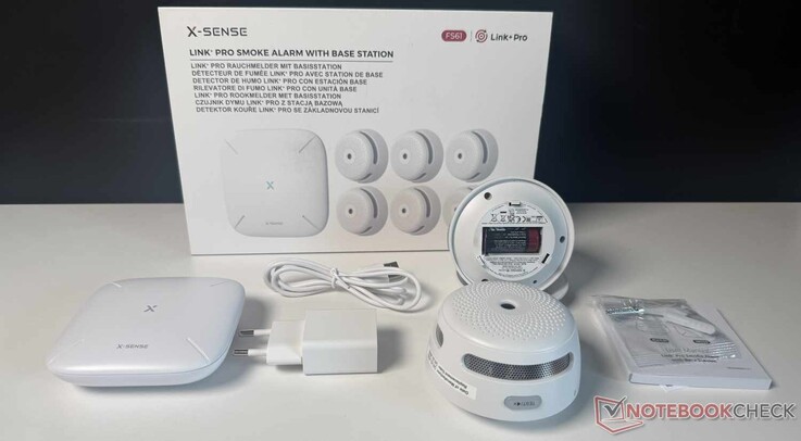 Az X-Sense XS01-M (FS61) csomag tartalma – megjegyezzük, hogy a képen a hat füstérzékelő közül csak kettő látható.