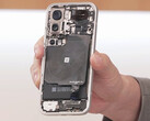 A hírek szerint a Pro Max rendelkezik majd a legnagyobb akkumulátorral. A képen: a Xiaomi 17 Pro sorozat belső részei (Kép forrása: Lu Weibing)