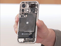 A hírek szerint a Pro Max rendelkezik majd a legnagyobb akkumulátorral. A képen: a Xiaomi 17 Pro sorozat belső részei (Kép forrása: Lu Weibing)