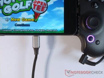Az USB-C port lehetővé teszi a dokkolt eszközök átmenő töltését a megszakítás nélküli játék érdekében. (Kép forrása: Notebookcheck)