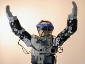 Humanoid robot a levegőben tartott karokkal (Kép forrása: Adam Lukomski via Unsplash; vágott kép)