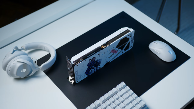 Teljesen fehér beállítás a Zotac RTX 5070 AMP Pragmata Limited Edition és az Alienware perifériák segítségével.