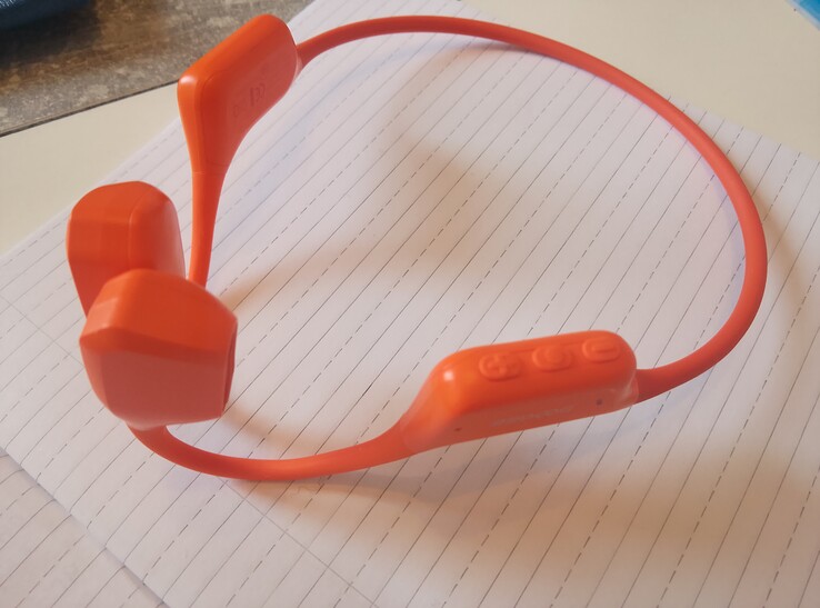 A vezérlés. A gombok meglehetősen szűkek