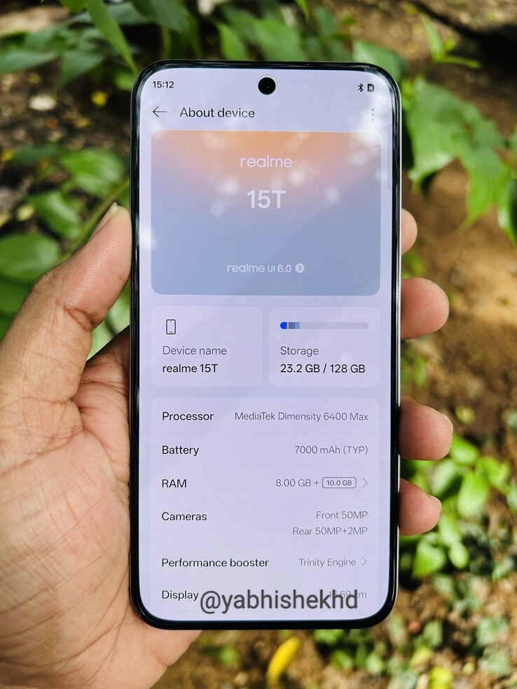 A "Realme 15T" a természetben, a készülékről szóló oldal megnyitásával. (Forrás: Abhishek Yadav via X)