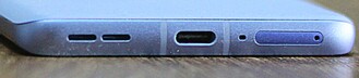 Alul: hangszórók, USB-C port, mikrofon, SIM-csatlakozóhely