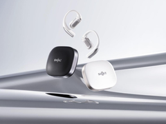 A Shokz OpenFit Pro (tokkal), a képen stilizált ezüst háttér előtt. (Kép forrása: Shokz)