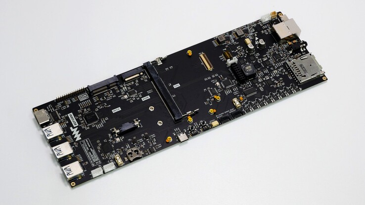Az MNT Reform Mainboard 3.0 egy 200 tűs számítástechnikai modul-csatlakozóval rendelkezik.