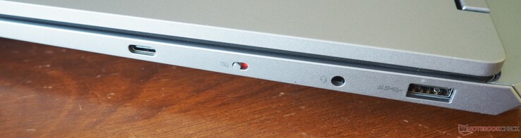 Jobb oldal: USB-C 3.2 Gen 2 (beleértve a Power Delivery-t és a DisplayPortot), webkamera zár, hang, USB-A 3.2 Gen 1