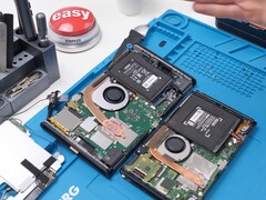 A Nintendo Switch 2 szétszedett nézete, amely a belső alkatrészeket, köztük az akkumulátort, a ventilátort és az alaplapot mutatja (Kép forrása: Phone Repair Guru a YouTube-on)