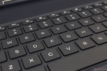 Csak egyzónás RGB világítás. A billentyűenkénti RGB csak az Area-51 esetében érhető el