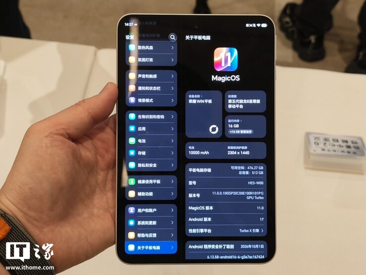 A Honor Win Tablet kézbevétel közben készült képe.