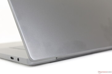 A sima, sötétszürke felületek könnyebben vonzzák az ujjlenyomatokat, mint a tavalyi kivitel esetében