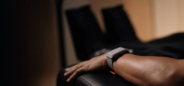 A fehér/szürke Amazfit Helio Strap. (Kép forrása: Amazfit)