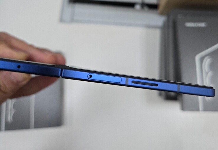 Galaxy Z Fold 7 vastagság (kép forrása: @Jukanlosreve on X)