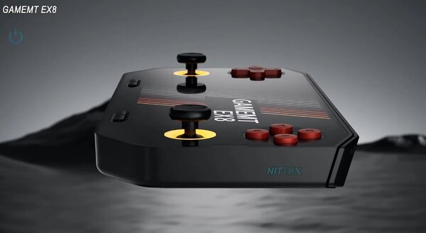 A GameMT EX8 egy elég vastag kézi készülék. (Kép forrása: Nittrx)