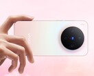 A Vivo X300 okostelefon rózsaszínes színátmenetes kivitelben, a kör alakú Zeiss márkájú hármas kameramodul bemutatásával (Kép forrása: Vivo)