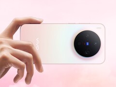A Vivo X300 okostelefon rózsaszínes színátmenetes kivitelben, a kör alakú Zeiss márkájú hármas kameramodul bemutatásával (Kép forrása: Vivo)