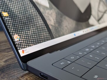 Széltől-peremig fényes üvegborítás