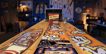 Az E1 UV nyomtató akár 10 méter hosszú anyagra is képes nyomtatni.