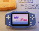 A Konkr Pocket Advance indigó színben.