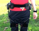 Dnsys X1 Carbon Pro exoskeleton megfelelően felöltözve. (Kép forrása: Notebookcheck)