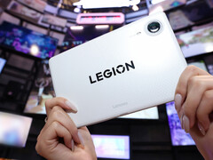 A hamarosan megjelenő Legion Y700 Infinite várhatóan a Snapdragon 8 Elite Gen 5 Leading Version processzorral lesz felszerelve. A képen: a tablet fehér színváltozata.