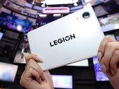 A hamarosan megjelenő Legion Y700 Infinite várhatóan a Snapdragon 8 Elite Gen 5 Leading Version processzorral lesz felszerelve. A képen: a tablet fehér színváltozata.