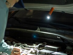 Az Olight ArkPro Ultra mágneses hátsó részével acélfelületekhez rögzíthető.