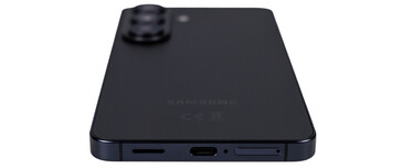 Alul: Hangszórók, USB, mikrofon, SIM