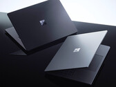A Surface Laptop Ultra Platinum és Dark Steel/Nightfall színben.
