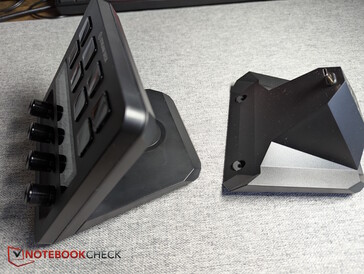 Cserélje ki a szabványos állványt (balra) az XLR dokkolóra (jobbra)