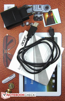...micro USB kábel, modulárul töltő adapter, dokumentációk és persze maga a tablet