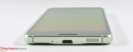 Lower edge: speaker, micro-USB 2.0, microphone