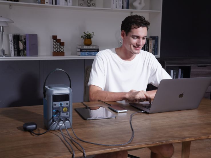 Az Anker Solix C300 DC egyszerre akár hat eszközt is képes táplálni (Kép forrása: Anker)