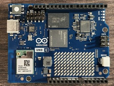 Már láthatja a rendelkezésre álló csatlakozókat, valamint a jobb alsó sarokban elhelyezett LED-mátrixot (kép forrása: Notebookcheck)