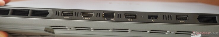 Hátsó oldal: 3x USB-A 3.2 Gen1, HDMI 2.1, RJ-45, tápegység