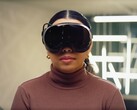A Steam Frame VR-headset egy játékos fején