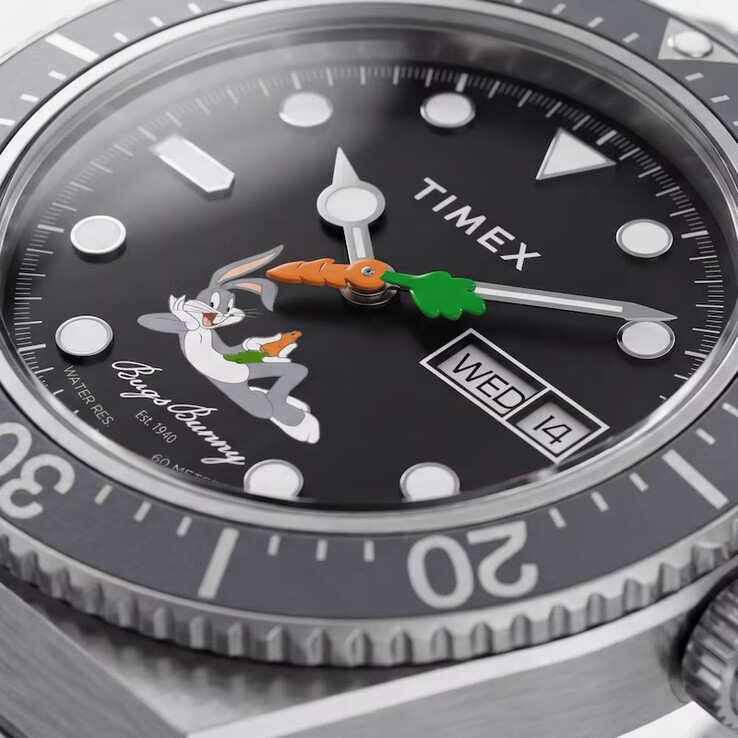 Közelkép a Timex Looney Tunes x M79 Automatic fekete számlapjáról, kiemelve Bugs Bunnyt és a répa alakú másodpercmutatót,