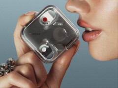 A Nothing Ear (3) promóciós képe a tokjukban. (Kép forrása: Nothing on X)