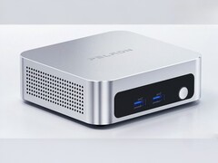 A képen a Peladn WO5 304 mini PC ezüst színű változata látható.