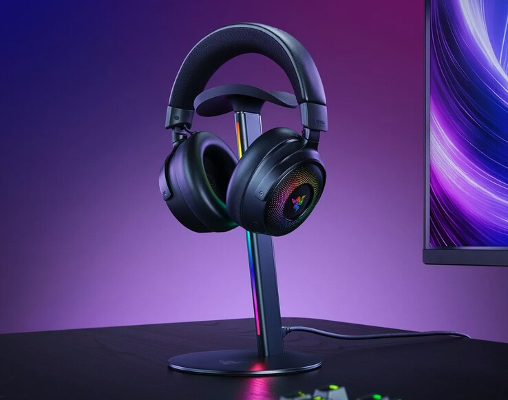 A Razer Base Station V3 Chroma ívelt, csúszásgátló peremmel rendelkezik, amely biztonságosan tartja a kompatibilis fejhallgatókat.